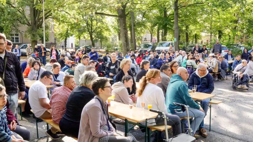 40-Jahr-Feier von Mosaik in Reinickendorf - hier Blick in die Menge - Beschäftigte sitzen und blicken gespannt zur Bühe