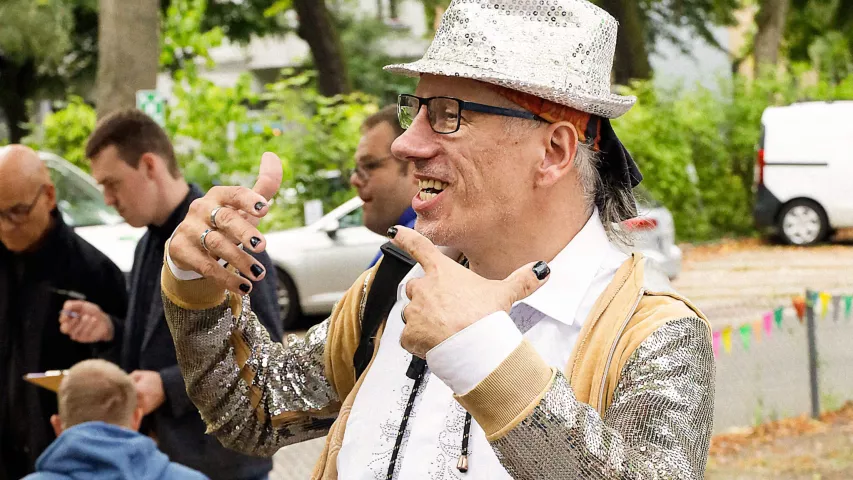 Michael-Jackson-Performance eines Beschäftigten zur 40-Jahr-Feier der Mosaik-Betriebsstätte in Reinickendorf