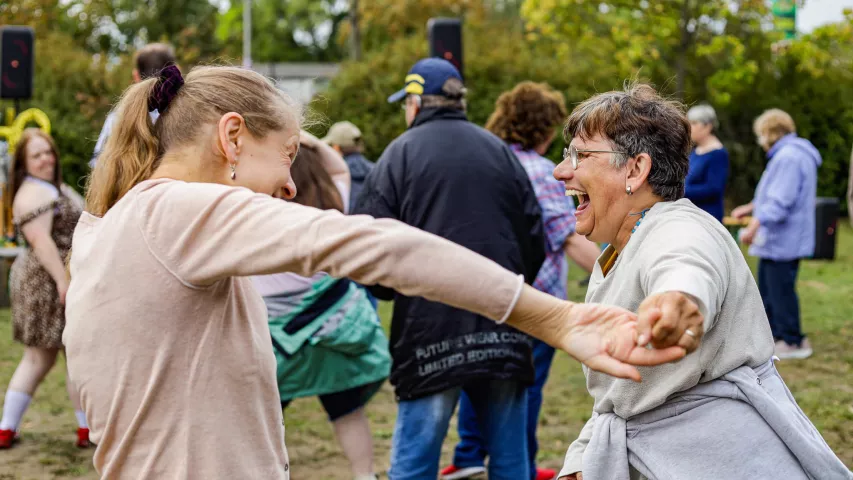 Beschäftigte der Mosaik-Werkstatt am Askanierring beim Tanzen auf der Jubiläumsfeier