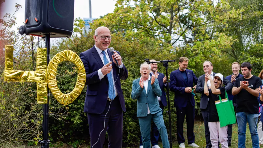 Der Regierende Bürgermeister von Berlin Kai Wegner bei seinen Grußworten auf dem Mosaik-Jubiläumsfest am Askanierring