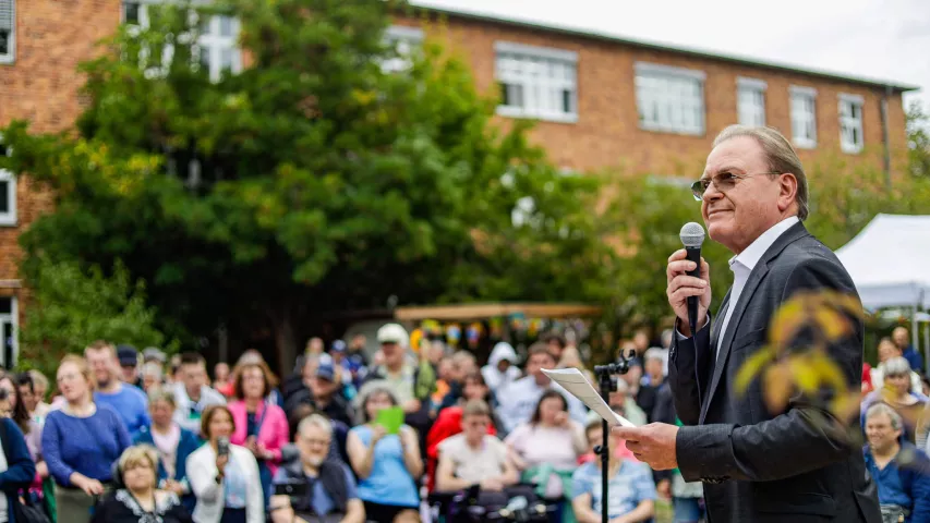 Frank Jeromin bei seiner Rede auf dem Jubiläumsfest am Askanierring