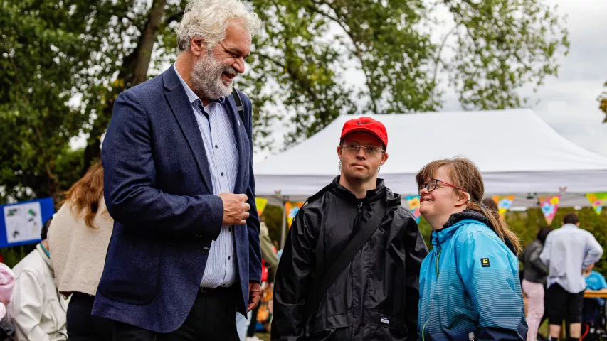 Martin Hoyer, Geschäftsführer des Paritätischen Berlin, im Gespräch mit Mosaik-Beschäftigten auf dem Jubiläumsfest am Askanierring