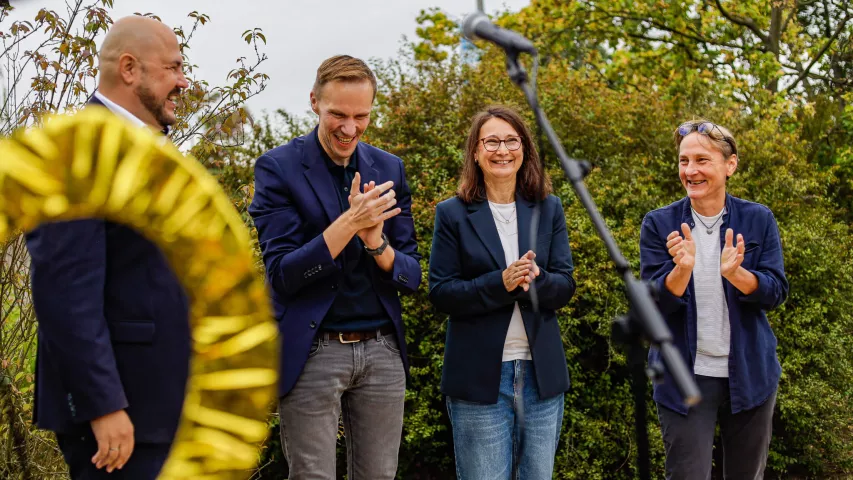 Bezirksbürgermeister Frank Bewig, Jan Ballerstädt und Annette Heindorff von der Mosaik-Geschäftsführung und Standortleiterin Anne Rein beim Jubiläumsfest am Askanierring