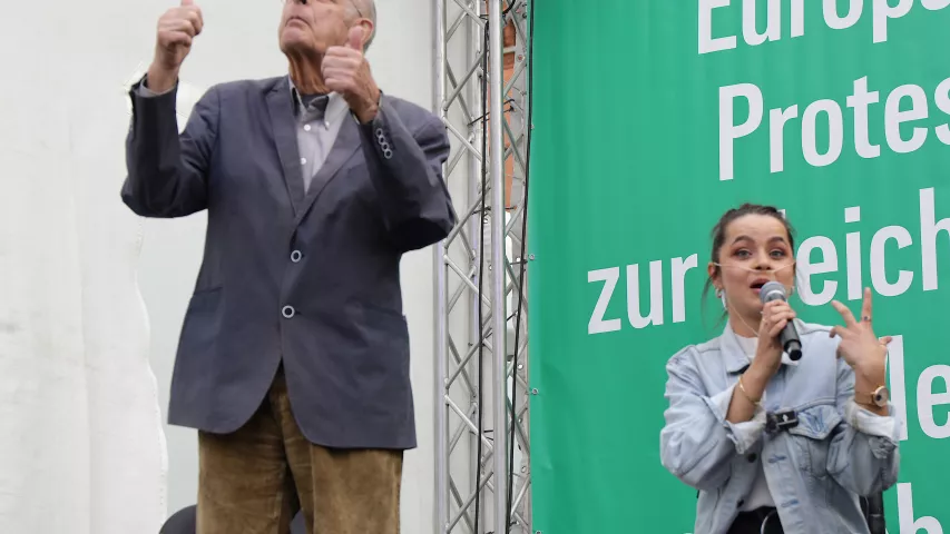 Sabrina Lorenz und der Gebärdendolmetscher, der alles übersetzt hat.