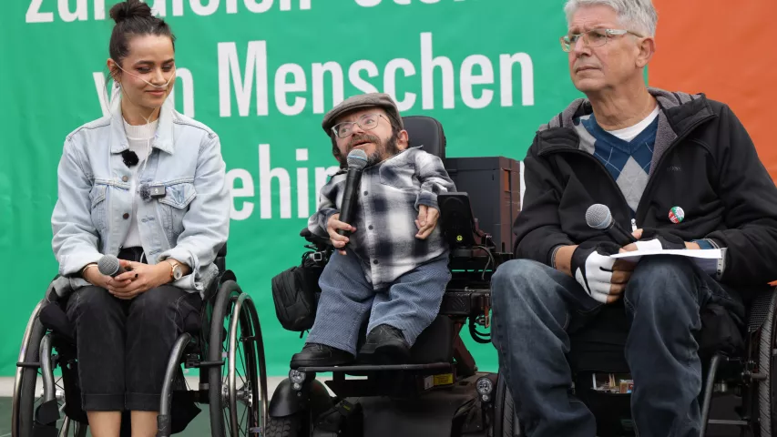 Raúl Krauthausen äußert sich zum geplanten BGG, links Sabrina Lorenz, rechts Dominik Peter