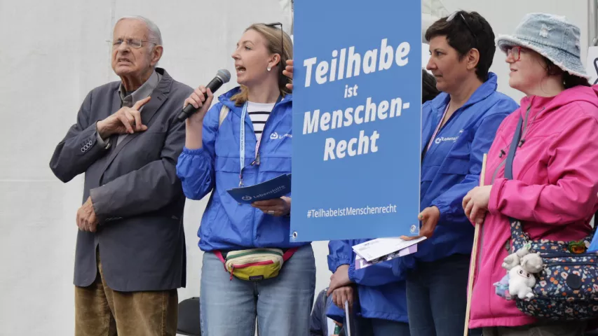 Die Gruppe "Starke Frauen" der Lebenshilfe trägt ihr Gedicht vor.