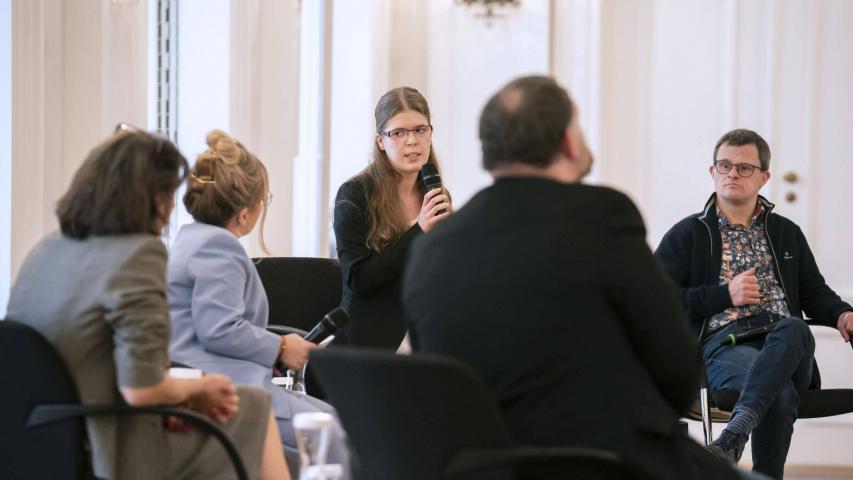 Andrea Schönfisch in der Gesprächsrunde