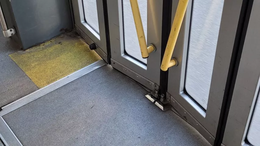 Barrierecheck Prag, moderne Straßenbahn mit Klappe für Rollstuhlfahrer