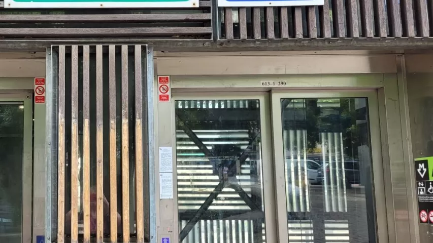 Barrierecheck Prag, Aufzug für Rollstuhlfahrer