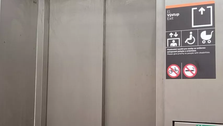 Barrierecheck Prag, U-Bahn, Aufzug für Rollstuhlfahrer