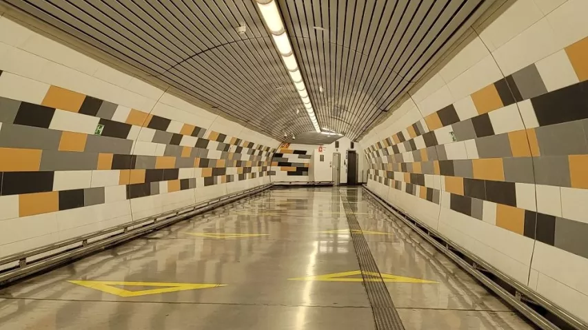Barrierecheck Prag, langer U-Bahn-Zugangstunnel