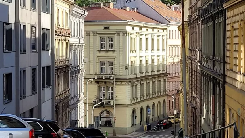 Barrierecheck Prag, historische Altstadt, abschüssige Straße