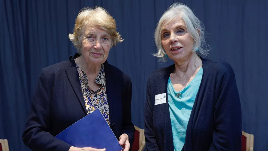 Frau Prof. John gratuliert