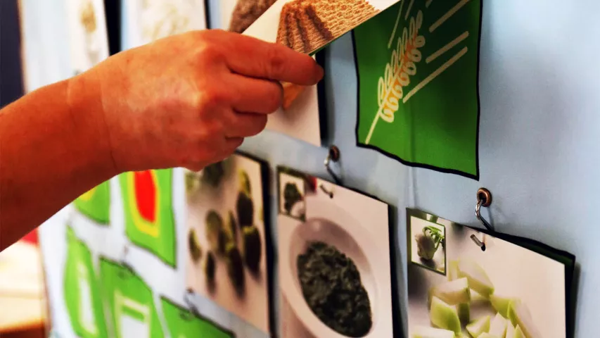 Knäckebrot ist gesund. Ein Teilnehmer hängt die Karte an die richtige Stelle.