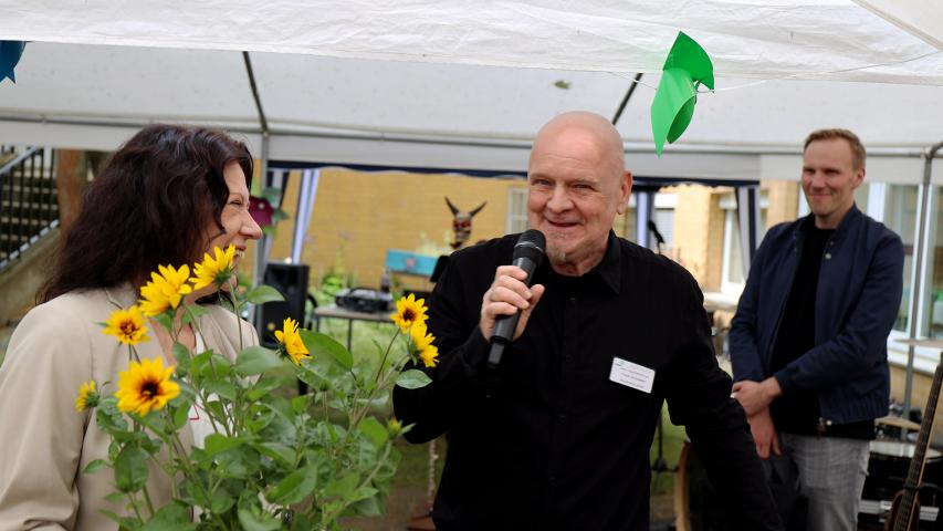 Blumen für Susanne Peters vom stellvertretenden Geschäftsführer Frank Schneider