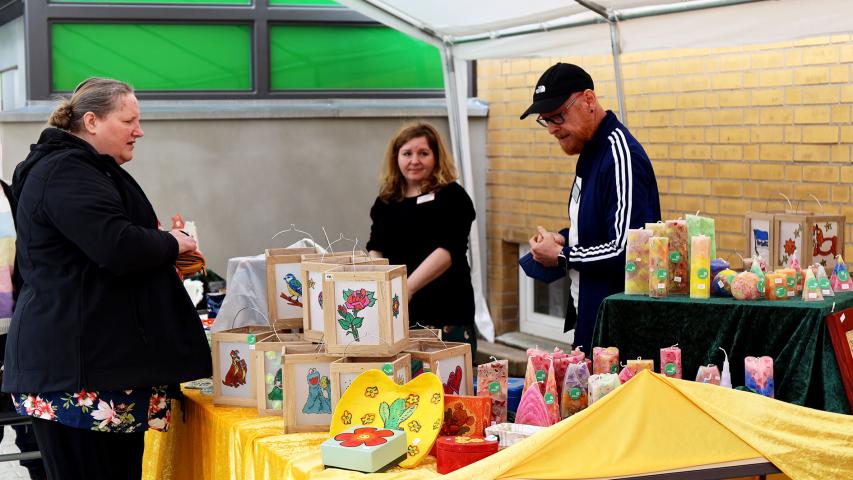 Am Mosaik-Stand