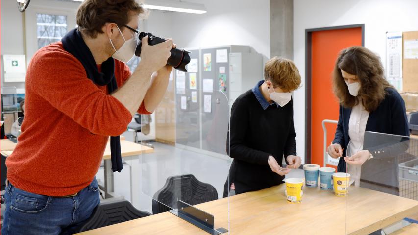 Stephan Specht fotografiert Gruppenleiterin Stefanie Scholz und Gründerin Ina Heinemann.