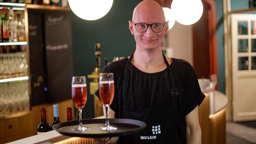 Mosaik Services Angestellter
