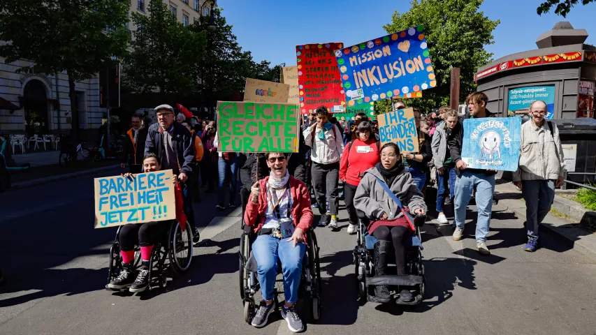 Demonstranten mit Schildern