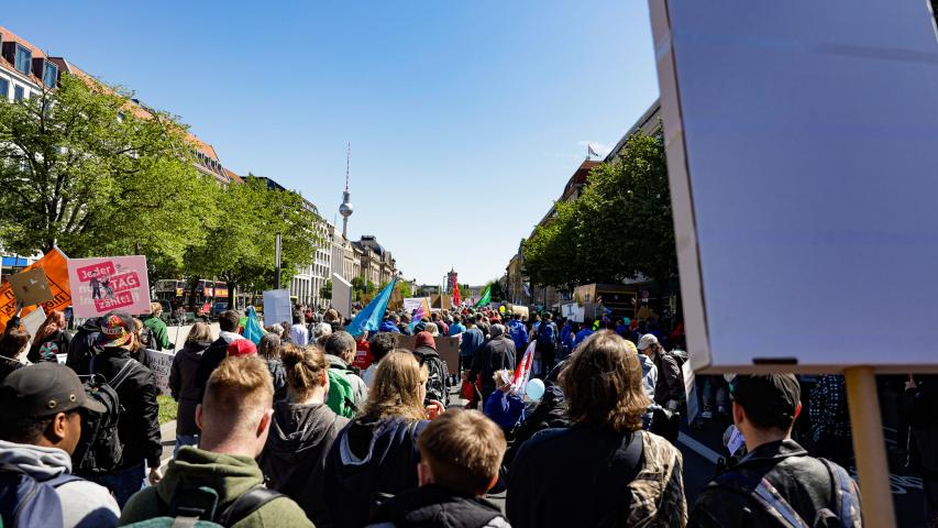 Der Demonstranten-Zug läuft Richtung Fernsehturm