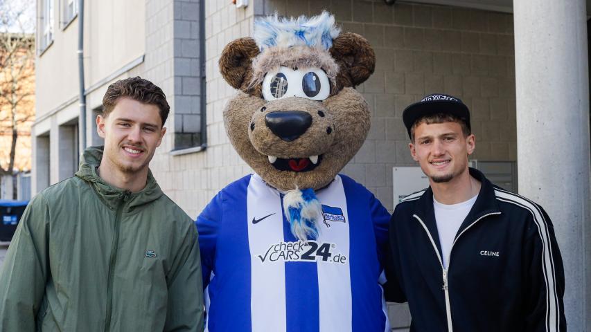 2 Hertha Spieler mit Herthinho