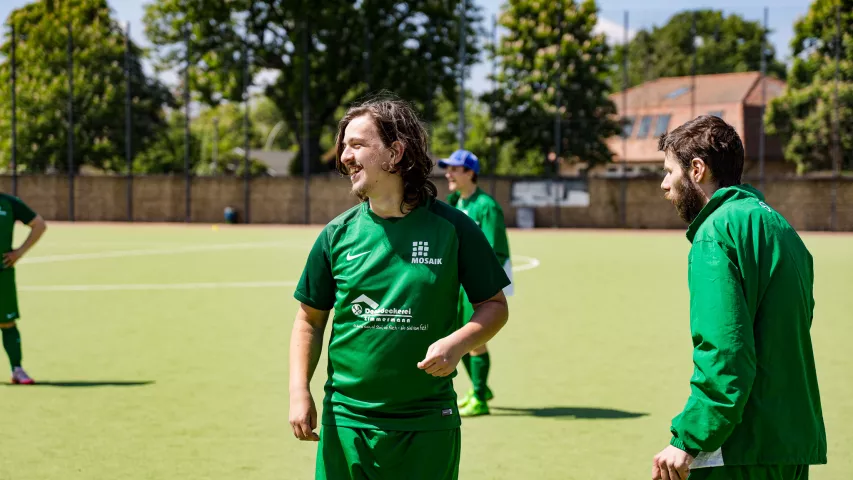 Mosaik Spieler steht auf dem Feld