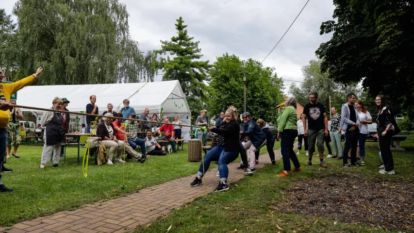 Tauziehen beim Jubiläumsfest