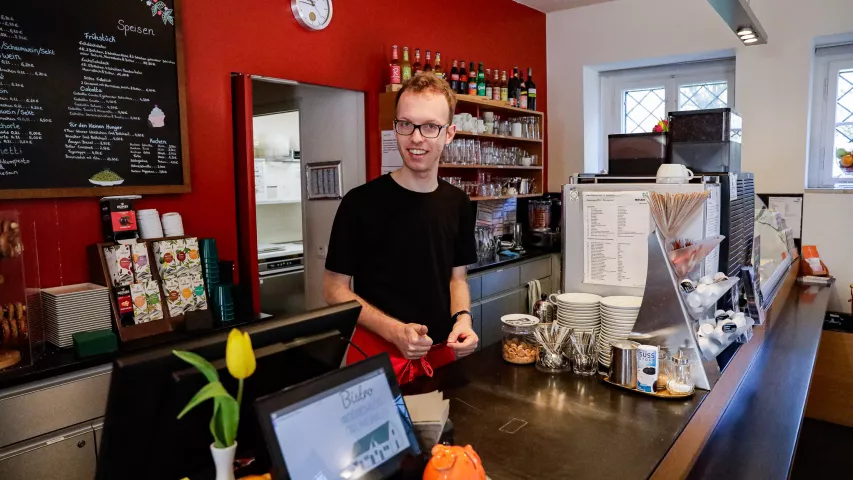 Sebastian hinter der Theke