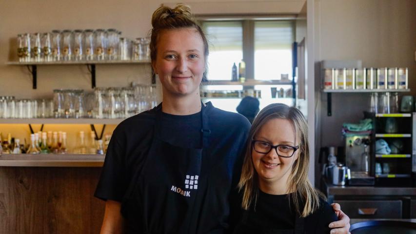Mosaik Mitarbeiterin und Tanja