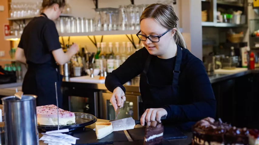 Tanja richtet den Kuchen an