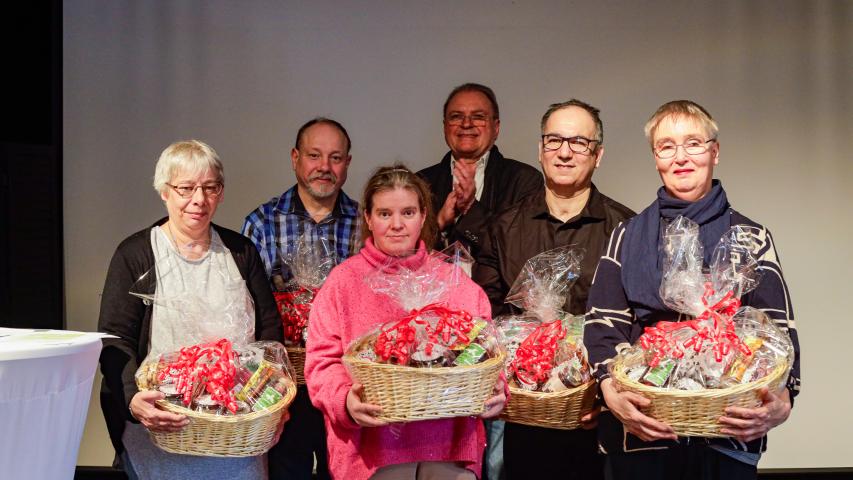 Mosaik Mitarbeitende erhalten Geschenkkörbe