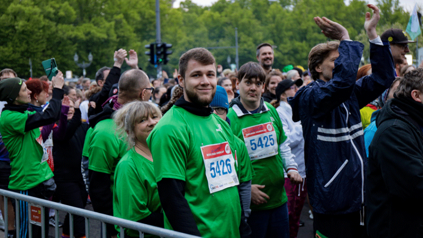 Mosaik-Teilnehmende warten am Start - Gleich geht's los beim 22. Berliner Firmenlauf!