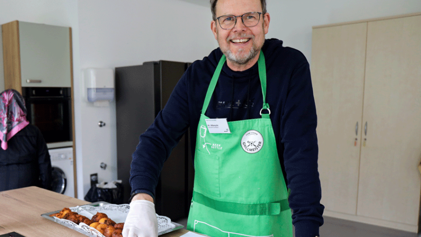 André Albrecht, Gruppenleiter im Berufsbildungsbereich, beim Backen für Gäste des Tags der offenen Tür