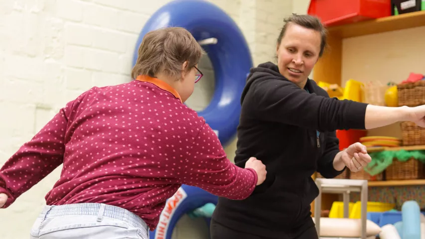 Das richtige Abwehrverhalten zeigt Daniela Kortmann im Workshop Selbstbehauptung und Selbstverteidigung