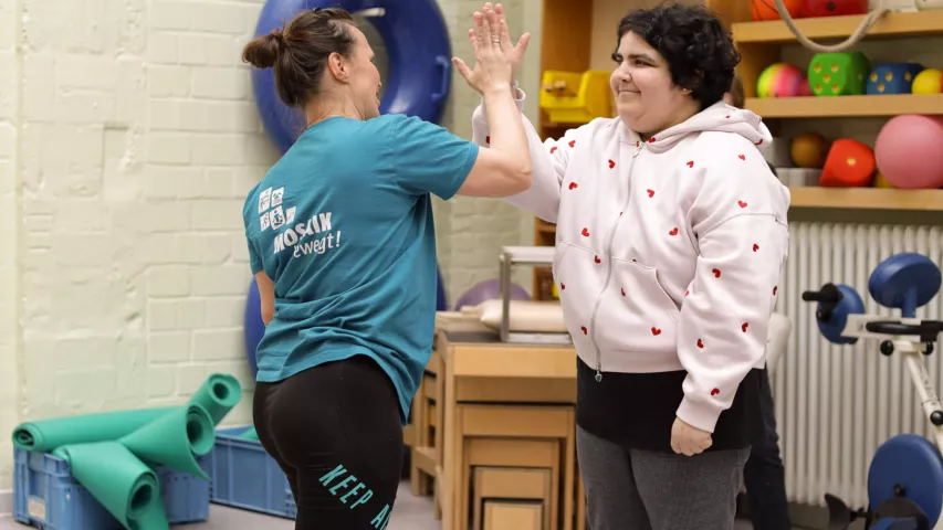 Werkstattbeschäftigte beim Workshop Selbstbehauptung und Selbstverteidigung beim Üben mit Workshopleiterin Daniela Kortmann