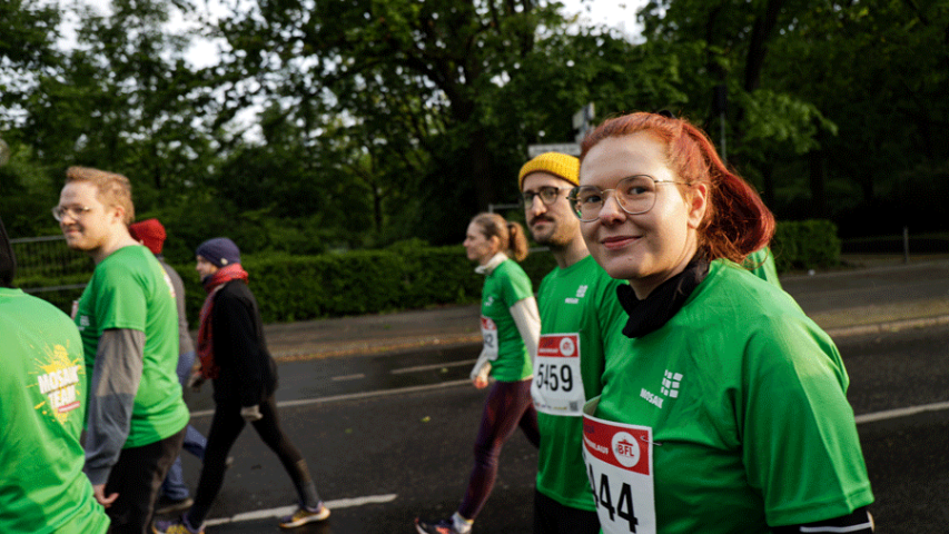 Mosaik-Teilnehmende auf dem Weg zum Start beim 22. Berliner Firmenlauf