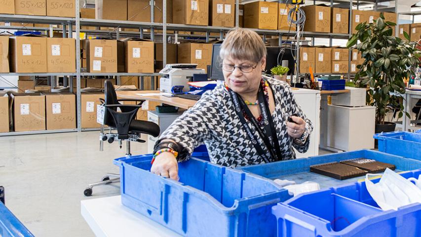 Mitarbeiterin der Außengruppe Gühring der Mosaik-Betriebsstätte Reinickendorf bei der Bohrerverpackung