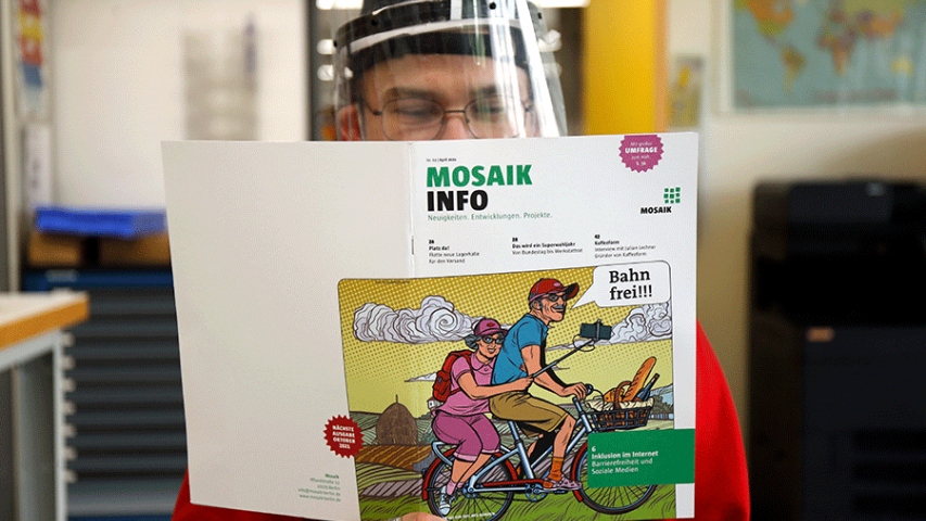 Mitarbeiter beim Lesen der Mosaik-Info
