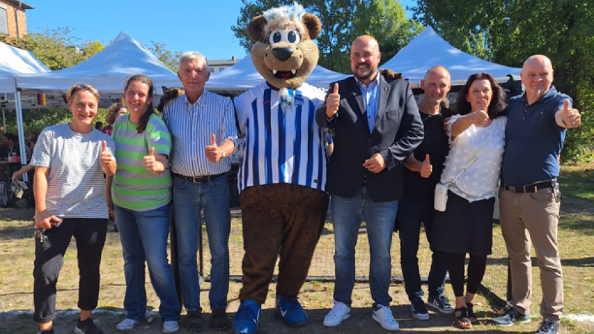 Unsere Ehrengäste in der Mitte: Bezirksbürgermeister von Spandau Frank Bewig und Hertha-Maskottchen Herthinho. Außerdem von links: Anne Rein (Leiterin Betriebsstätte Spandau), Sabine Engelbrecht (Leiterin BFB Spreeschanze), Jürgen Ladek (ehem. Leiter BFB Spreeschanze), von rechts: Frank Schneider (Stellvertretender Geschäftsführer Mosaik), Susanne Peters (Leiterin BFB Götelstraße), Thomas Franke (Bereichsleiter BFB Mosaik)