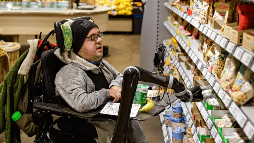 BFB-Teilnehmer Belal beim Einkauf im Rewe