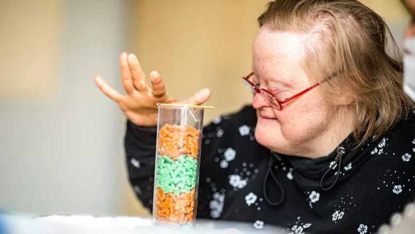 BFB-Teilnehmerin bei der Herstellung von Kerzen