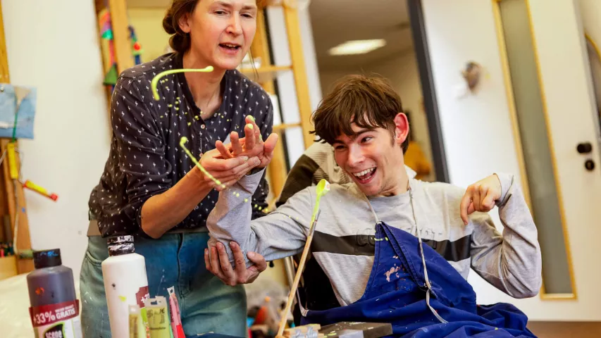 BFB Teilnehmer beim kreativen Arbeiten mit Farben mit Kunsttherapeutin im BFB Kohlfurter Straße