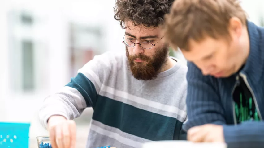 BFB-Teilnehmer üben ihre feinmotorischen Fertigkeiten