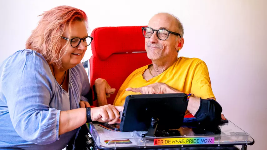 Unterstützte Kommunikation bei Mosaik - hier Kommunikation via Talker zwischen BFB-Teilnehmer und UK-Mitarbeiterin