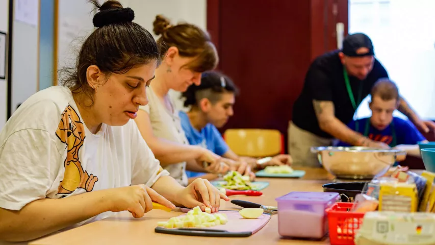 Gemeinsames Kochen und Gemüse schnippeln im BFB Regina-Jonas-Straße 