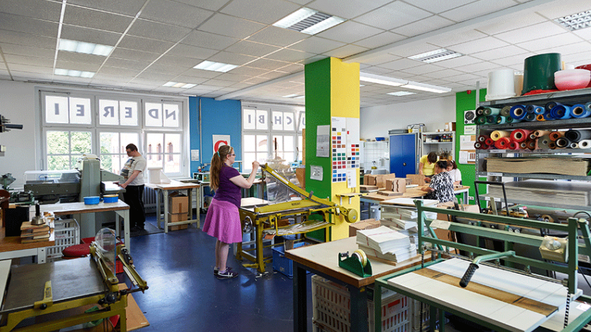 Ein Blick in die Mosaik-Buchbinderei in Berlin-Reinickendorf