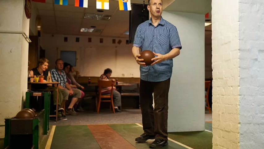 Bowlingabend - Bewohner wirft die Kugel