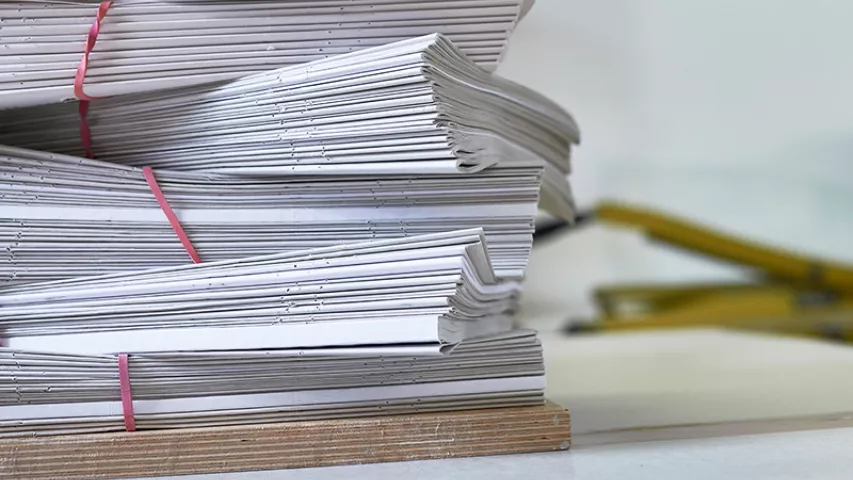 Stapel Buchseiten in der Buchbinderei Betriebsstätte Reinickendorf