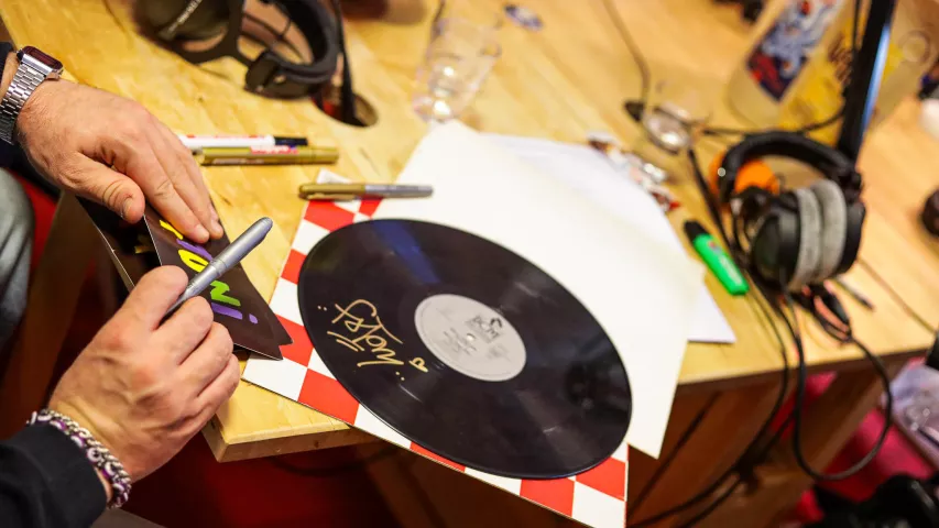 Fatoni signiert im Studio von Radio Kohli seine neue Single