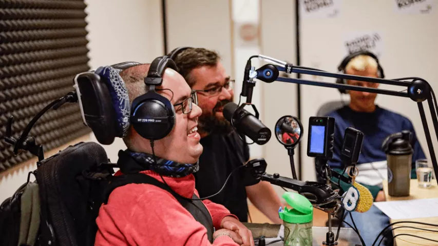 Felix Lobrecht als Studiogast bei Radio Kohli - Mosaik-Berlin